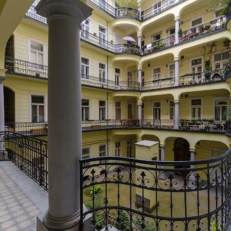 Modern, Luxury Flat In The Heart Of ブダペスト エクステリア 写真